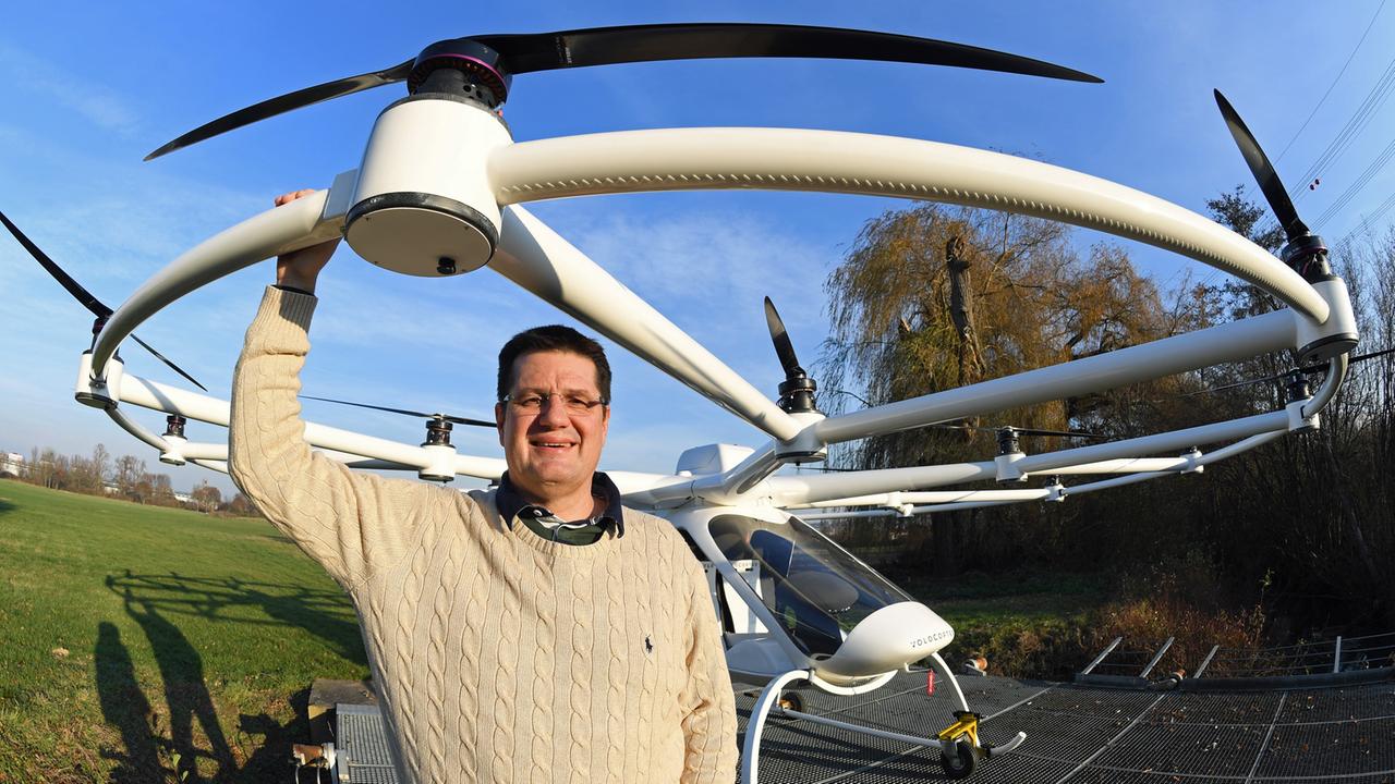 Alex Zosel, Gründer und Geschäftsführer der Firma e-volo GmbH, steht am 01.12.2016 in Bruchsal vor  dem Volocopter VC200.