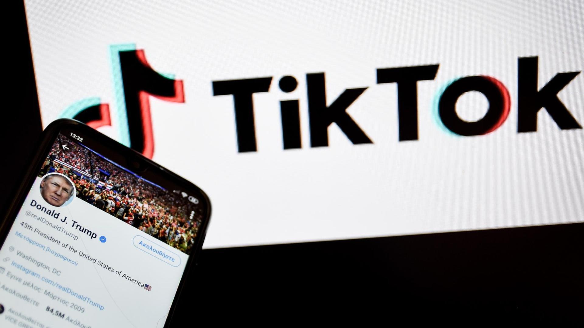 Ein Handy und das Logo der Video-App Tiktok
