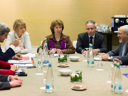 Die EU-Außenbeauftragte Ashton in der Gesprächsrunde mit US-Außenminister Kerry (links) und Irans Außenminister Zarif (rechts)