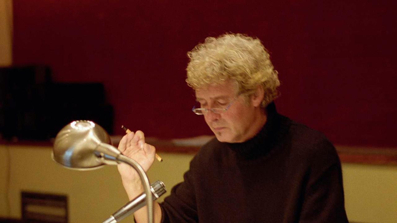 Der Regisseur Klaus Buhlert bei einer Hörspielaufnahme im Studio.