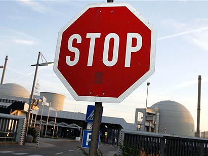 Ein Stoppschild vor dem Kernkraftwerk in Biblis, Hessen