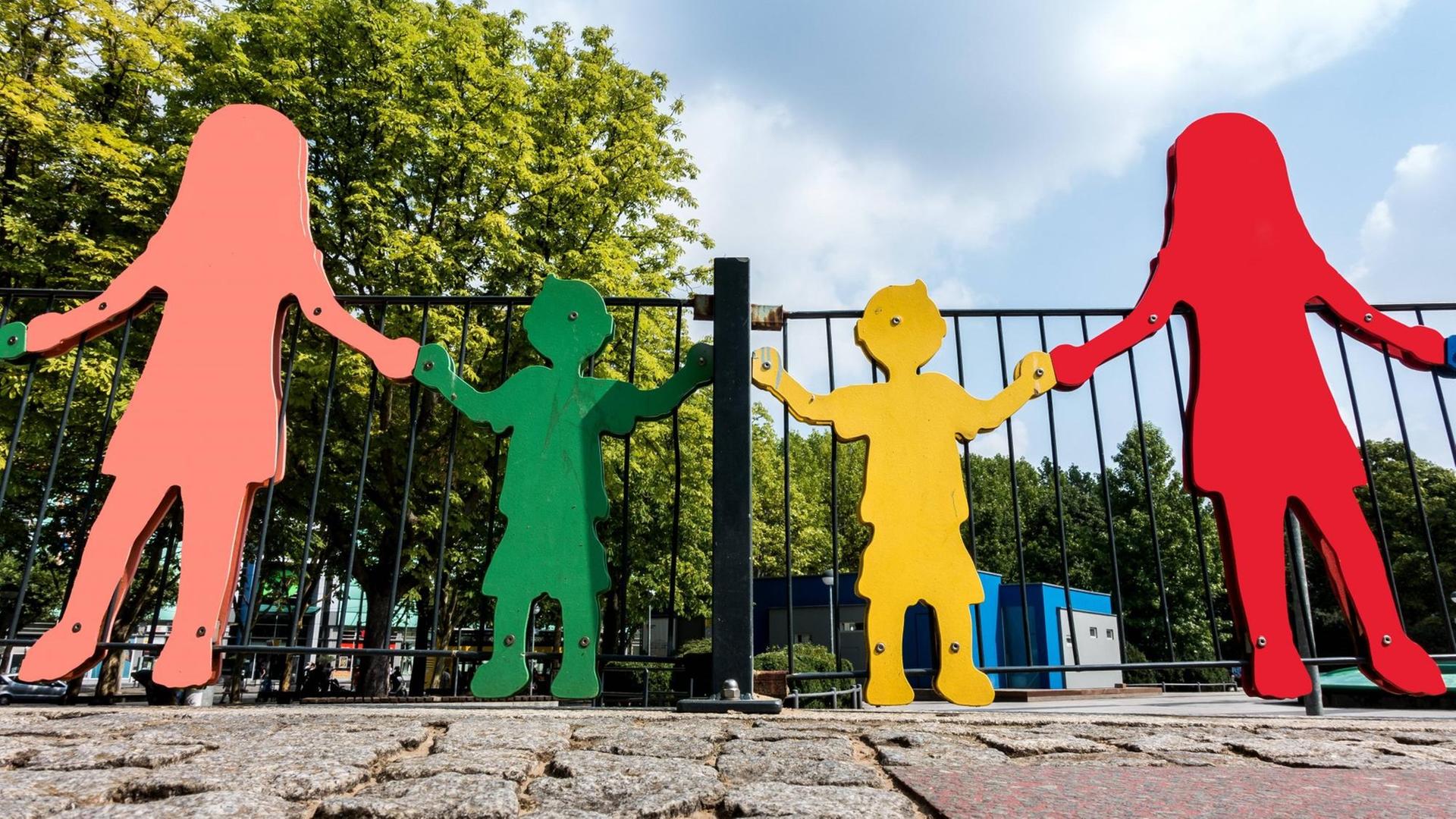 Bunte Figuren an einem Kinderspielplatz.