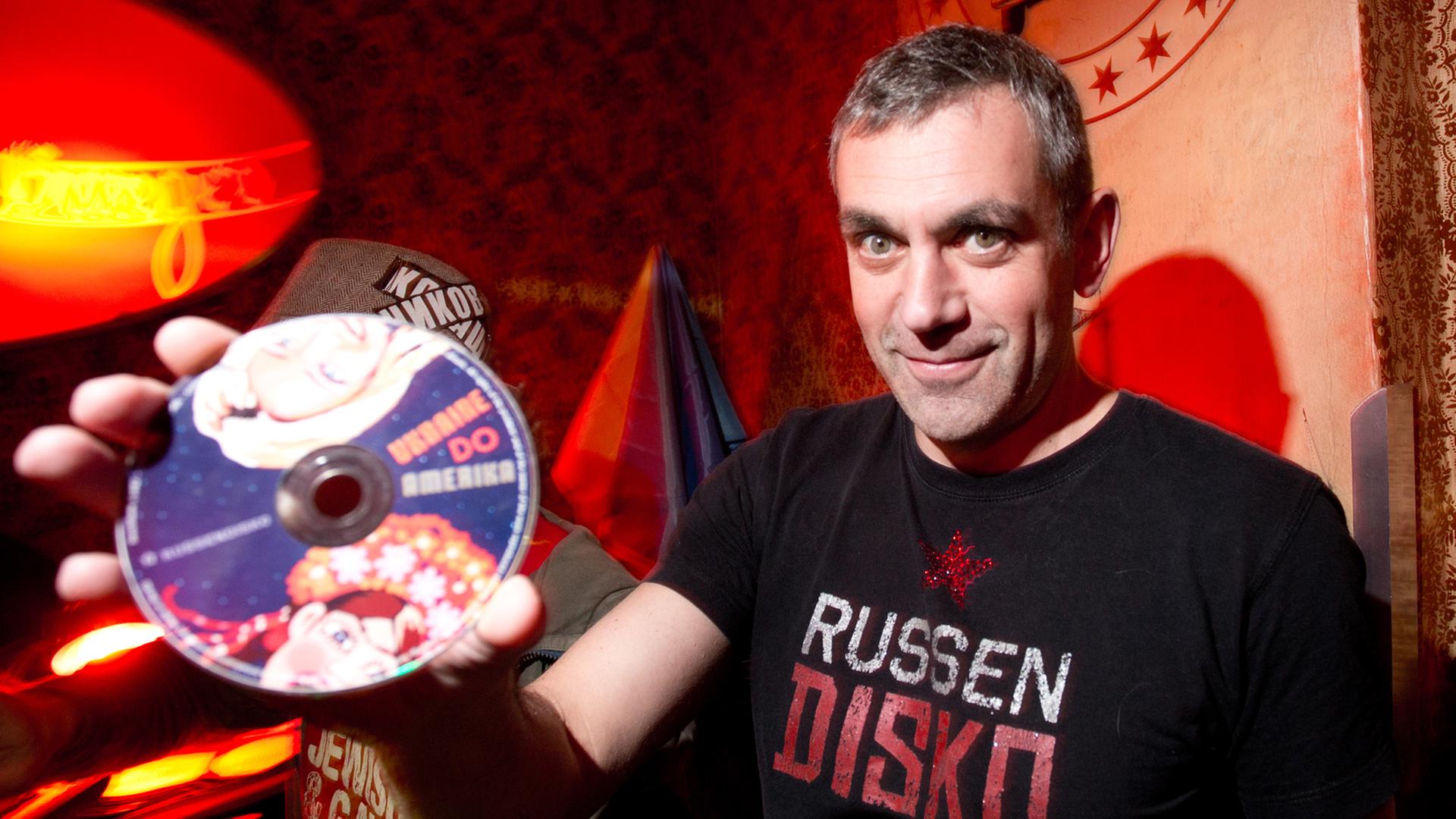 Der Autor Wladimir Kaminer legt im Rahmen seiner Partyreihe "Russendisko" in einem Lokal in Berlin ukrainische Hits auf.