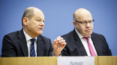 Bundesfinanzminister Olaf Scholz, SPD, l und Bundeswirtschaftsminister Peter Altmaier, CDU, r bei einer Pressekonferenz zum Thema Corona und wirtschaftliche Auswirkungen in der Bundespressekonferenz in Berlin, 13.03.2020.