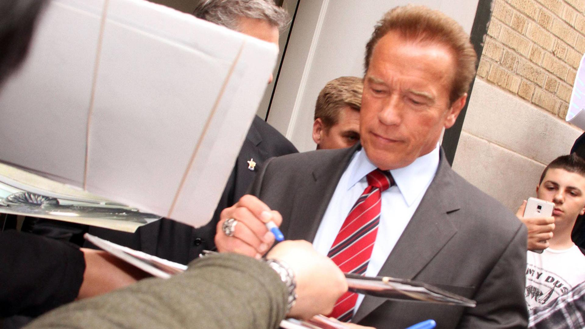 Schauspieler Arnold Schwarzenegger gibt Autogramme bei einer Werbeveranstaltung für seinen neuen Film "Maggie" (aufgenommen 2015)