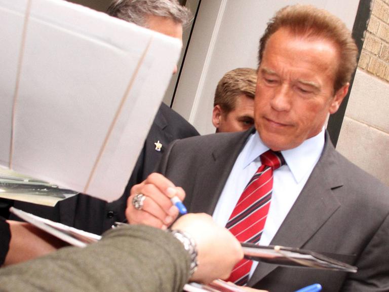 Schauspieler Arnold Schwarzenegger gibt Autogramme bei einer Werbeveranstaltung für seinen neuen Film "Maggie" (aufgenommen 2015)