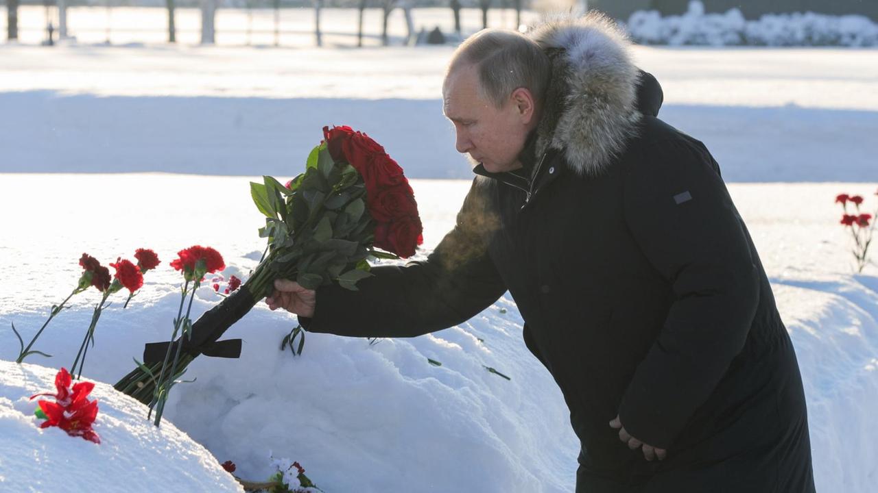 Präsident Putin legt in Sankt Petersburg Blumen für die Opfer der Belagerung von Leningrad nieder.