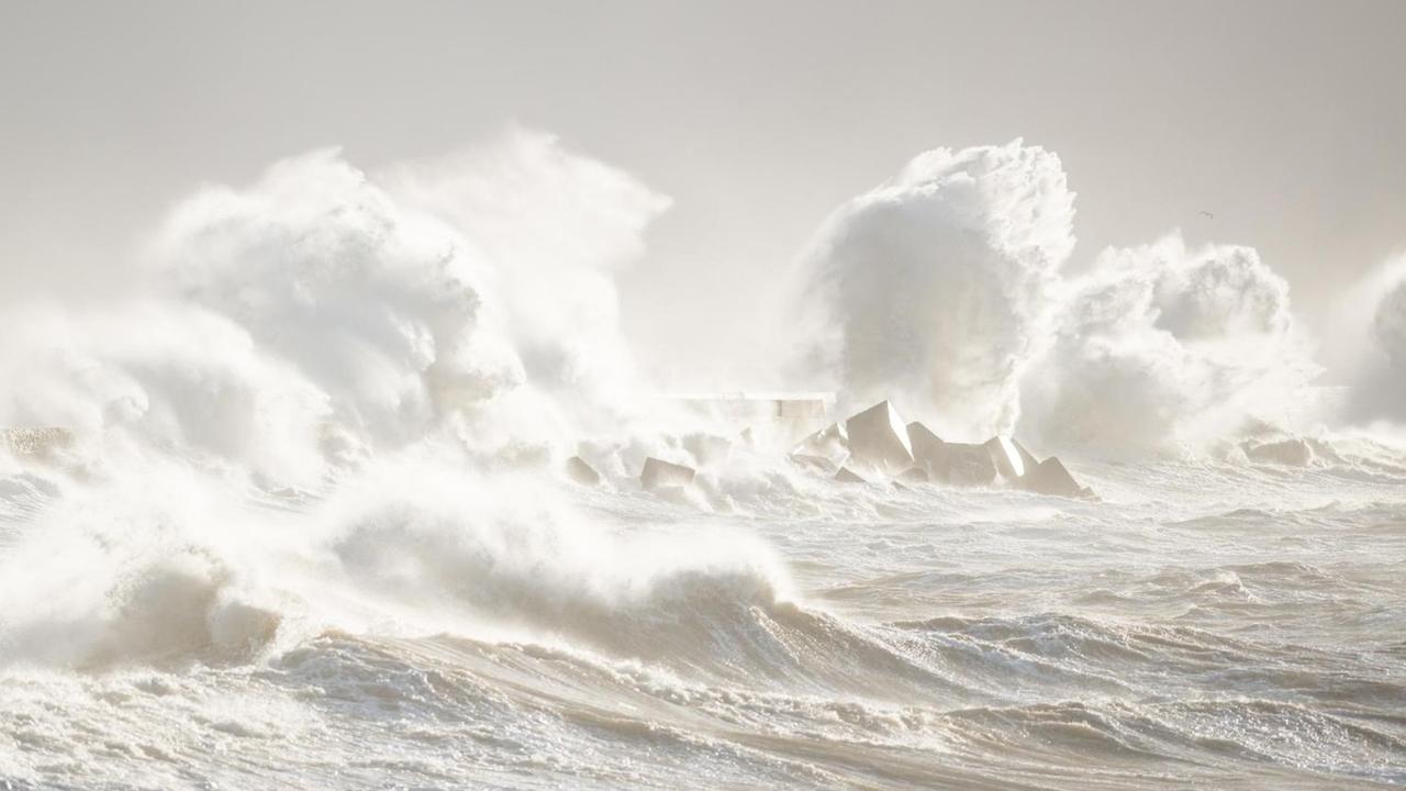 Die Wellen der Nordsee brechen sich vor dem Strand von Helgoland.