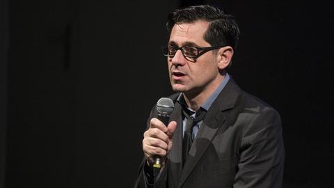Der Leiter des Theaterfestivals von Avignon, Olivier Py, während der Pressekonferenz am 27. März 2015.