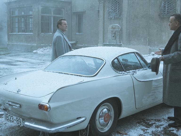 Sebastian Koch und Tom Hanks in einer Szene aus "Bridge of Spies - Der Unterhändler"
