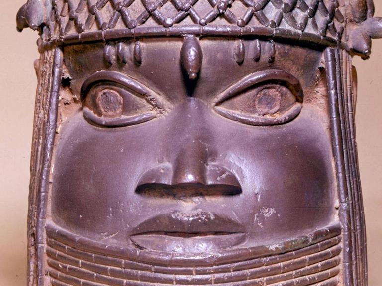 Eine Maske aus Bronze aus dem Benin-Königreich