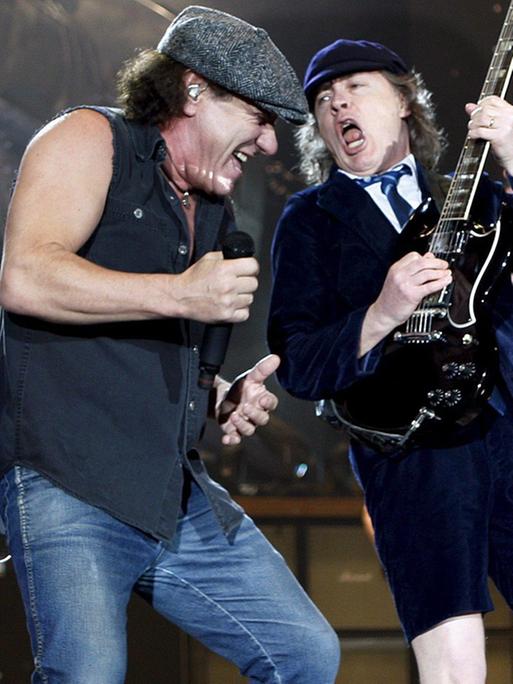Sänger Brian Johnson (links) und Gitarrist Angus Young auf der Bühne.