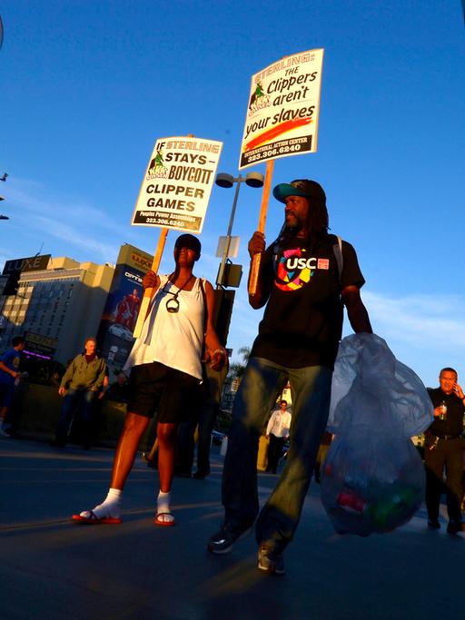 Demonstranten vor dem Staples Center in Los Angeles tragen Schilder, um gegen den Besitzer der LA Clippers, Donald Sterling, und dessen rassistische Aussagen zu protestieren.