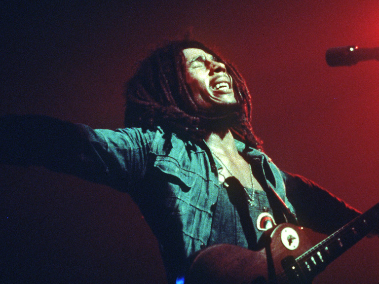 Der jamaikanische Reggae-Musiker Bob Marley während eines Konzertes.
