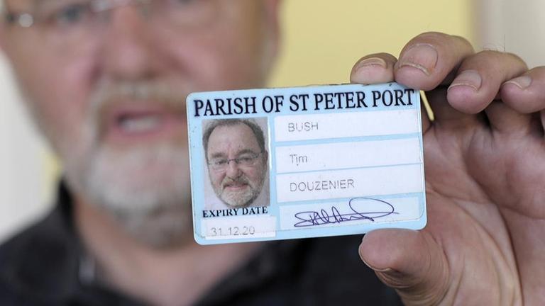 Timothy Bush ist einer von 20 Douzeniers in Guernseys Hafenstadt St. Peter Port. Hier zeigt er seinen Ausweis.