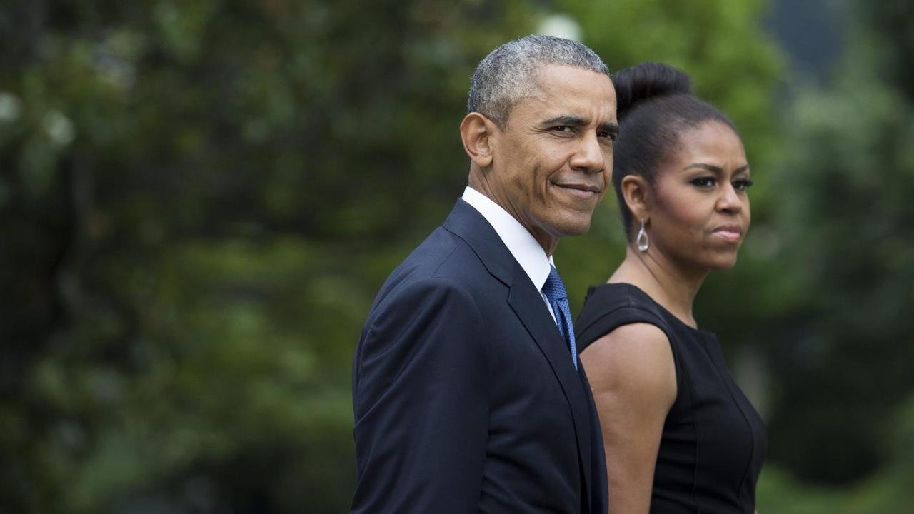 Barack und Michelle Obama gehen durch den Garten des Weißen Hauses auf dem Weg zu einem Hubschrauber, der sie nach Charleston zur Trauerfeier für Clementa Pickney bringen soll.