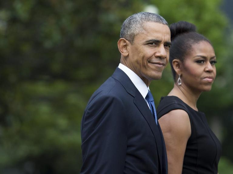 Barack und Michelle Obama gehen durch den Garten des Weißen Hauses auf dem Weg zu einem Hubschrauber, der sie nach Charleston zur Trauerfeier für Clementa Pickney bringen soll.