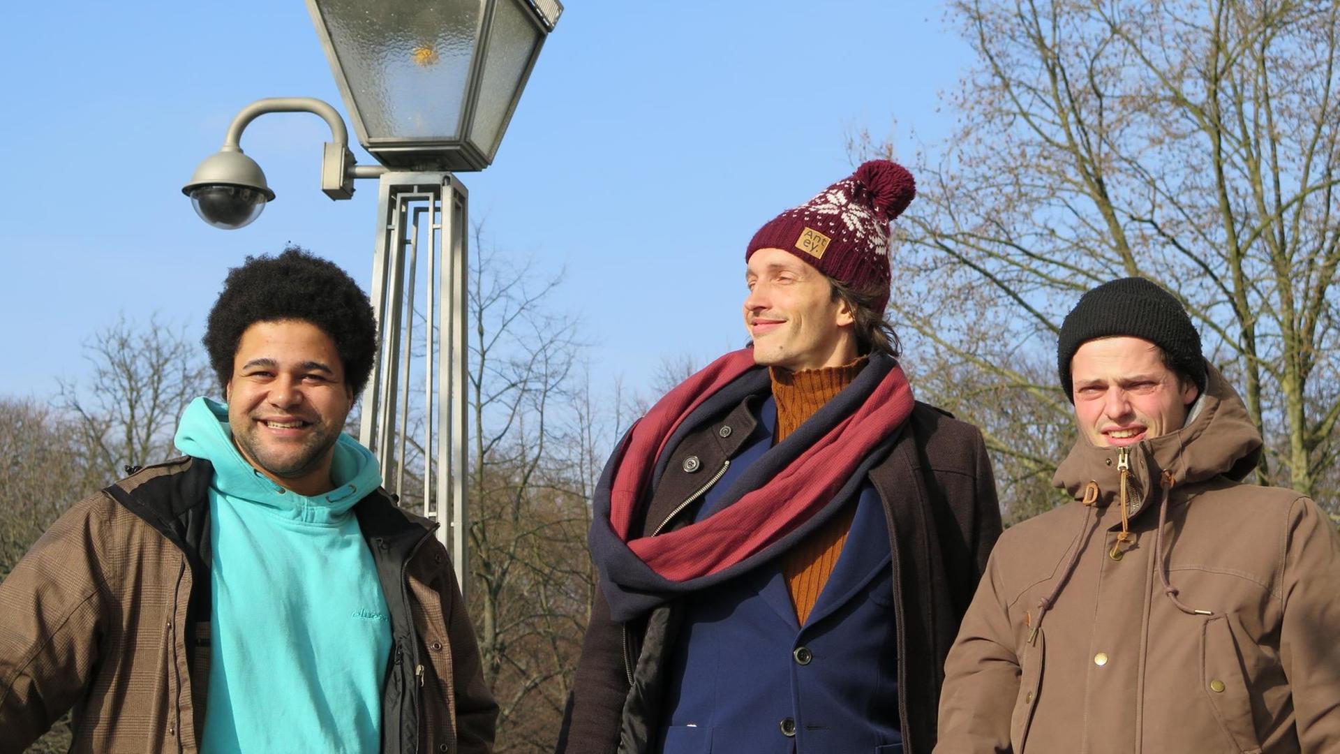 Die Erfurter Band Lilabungalow in der Sonne vor dem Funkhaus: Dave Daniel Bönsch, Patrick Föllmer und Rene Kolditz; Aufnahme vom Februar 2015