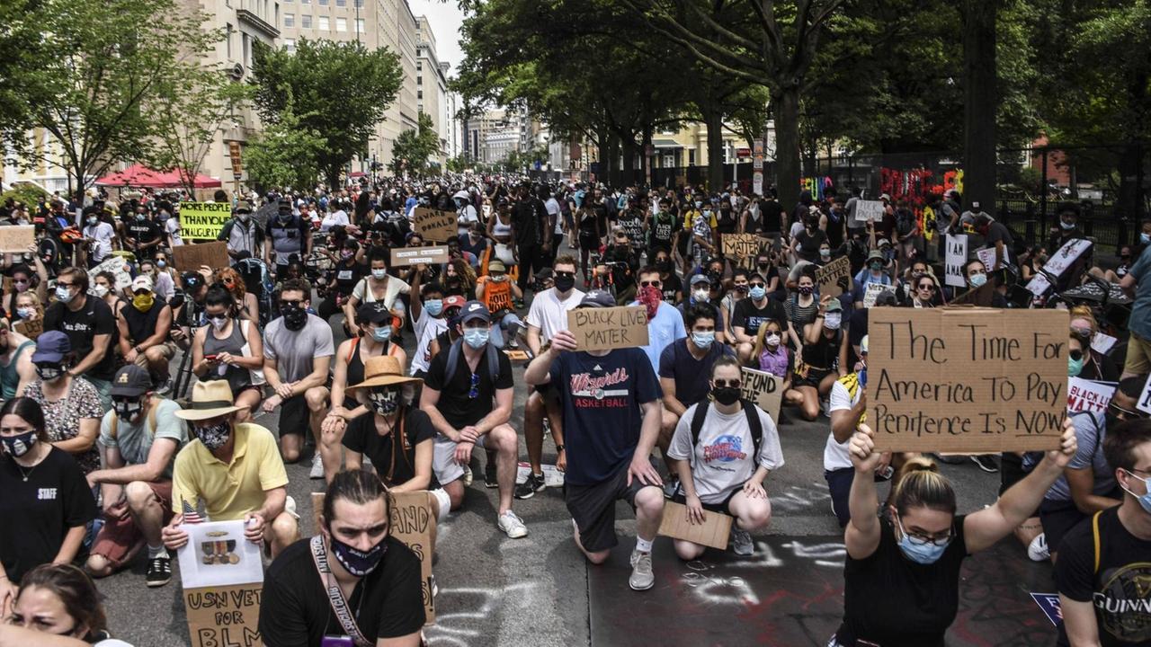 Protestierende knien bei einer Demo gegen Rassismus und Polizeigewalt in Washington.
