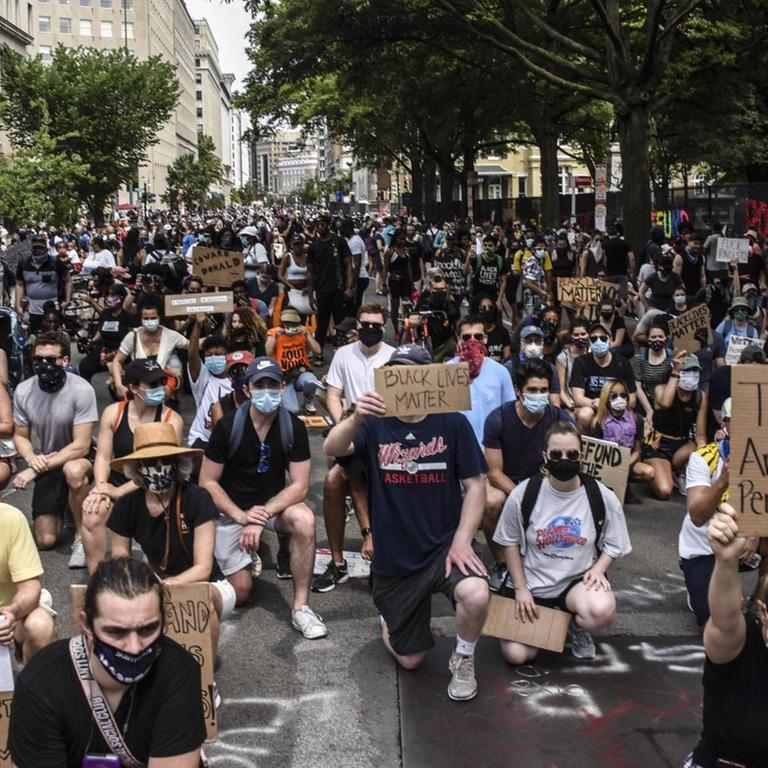 Protestierende knien bei einer Demo gegen Rassismus und Polizeigewalt in Washington.