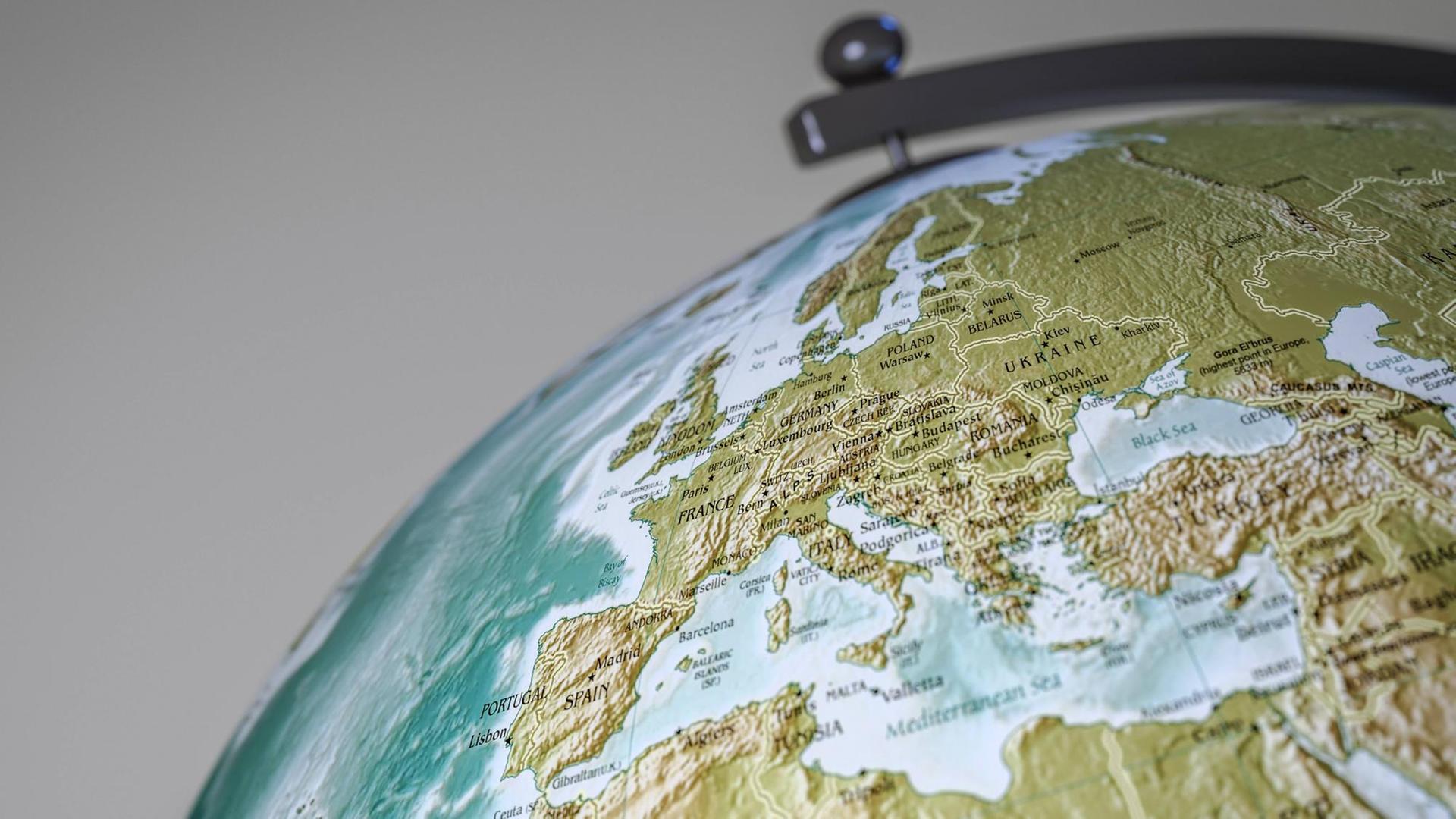 Auf einer 3D Grafik ist Europa auf einem Globus dargstellt.