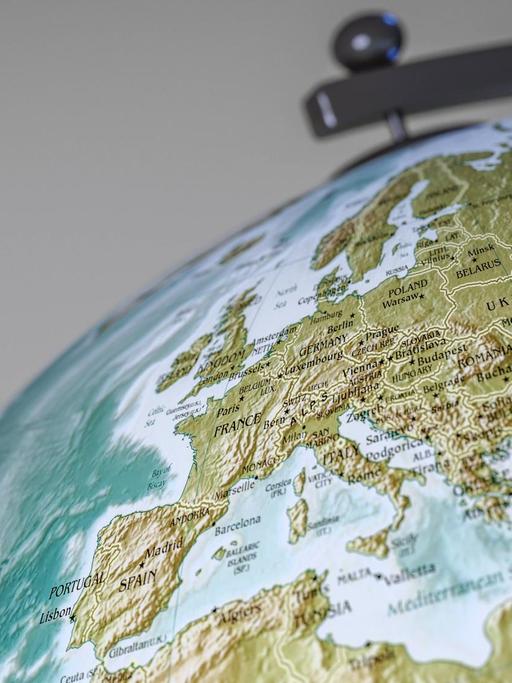 Auf einer 3D Grafik ist Europa auf einem Globus dargstellt.