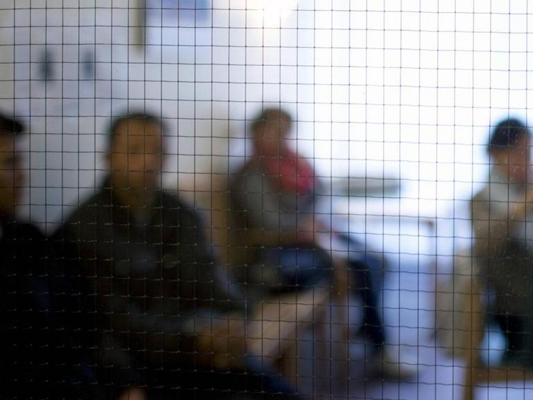 Patienten warten im Warteraum in der Praxis Malteser-Migranten-Medizin des Malteser Hilfsdiensts in Berlin.