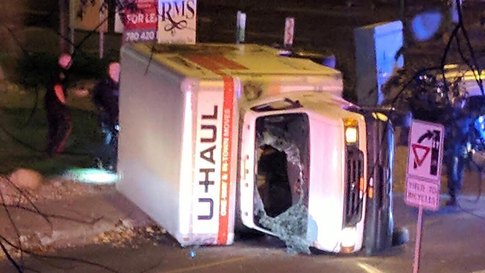Ein weißer Lieferwagen liegt auf der Seite, nachdem der Fahrer in Edmonton, Kanada, einen Anschlag damit verübt hatte. Ein weißer Lieferwagen liegt auf der Seite, nachdem der Fahrer in Edmonton, Kanada, einen Anschlag damit verübt hatte.