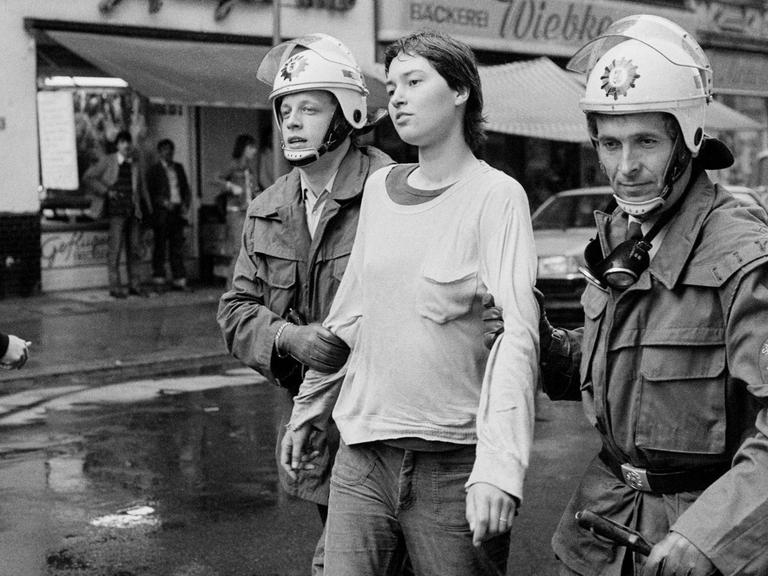 Polizeieinsatz gegen Hausbesetzer in der Wrangelstrasse 56 in Kreuzberg: Polizisten führen eine junge Hausbesetzerin ab (29.5.1980)