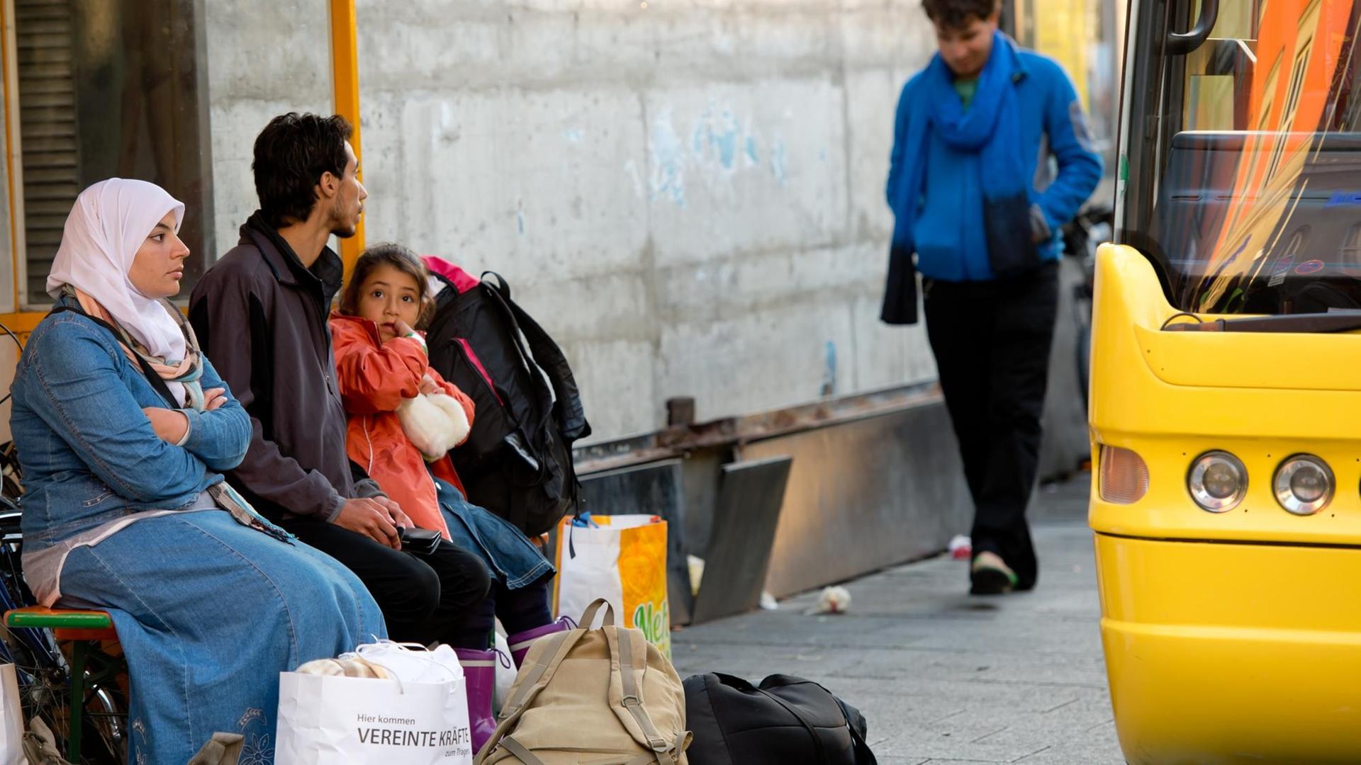 Flüchtlinge warten auf dem Hauptbahnhof in München auf die Weiterfahrt zu einer Erstaufnahmeeinrichtung.