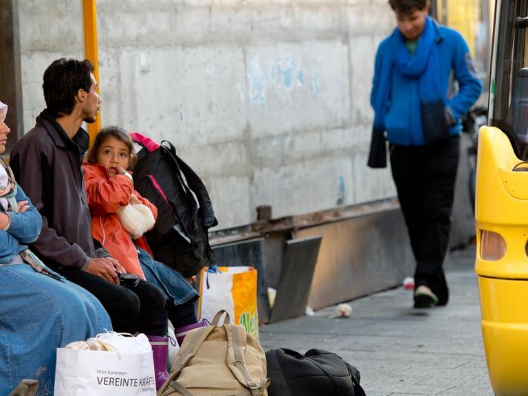 Flüchtlinge warten auf dem Hauptbahnhof in München auf die Weiterfahrt zu einer Erstaufnahmeeinrichtung.