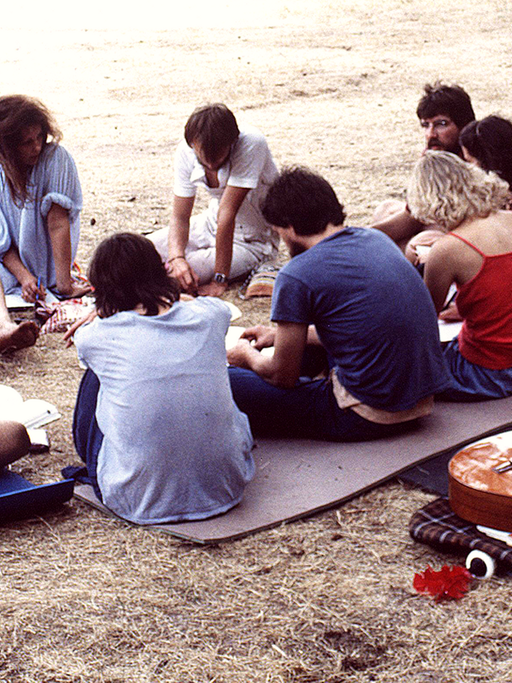 So erinnern wir uns an die 70er: Jugendliche sitzen im Kreis.
