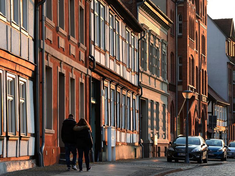 Sanierte Fachwerkhäuser sind in Stendal (Sachsen-Anhalt) in der Altstadt am Abend von der untergehenden Sonne beleuchtet.