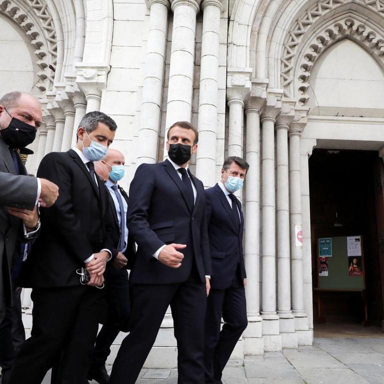 Der französische Justizminister Eric Dupond-Moretti, Innenminister Gerald Darmanin und Präsident Emmanuel Macron besuchen nach der Messerattacke die Kirche Notre-Dame in Nizza.