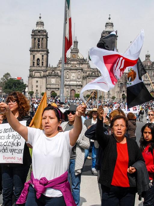 Mexikaner nehmen am Protestmarsch 43x43 auf den Zocalo in Mexiko-Stadt teil, nachdem 43 mexikanische Studenten von der Polizei verschleppt wurden. Die Mörder stammen vermutlich aus dem Drogenmillieu.