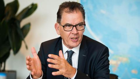 Bundesentwicklungsminister Gerhard Müller in einem Gespräch