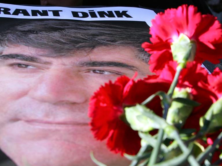 Bild des ermordeten Hrant Dink mit Blumen bedeckt