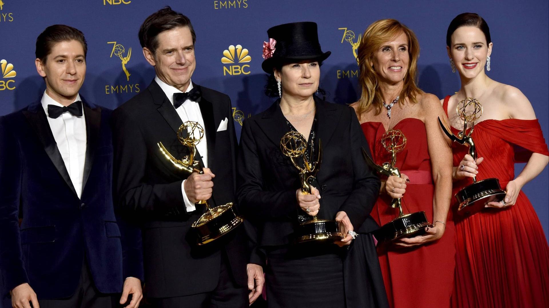Entertainment Bilder des Tages (L-R) Michael Zegen, Daniel Palladino, Amy Sherman-Palladino, Sheila R. Lawrence and Rachel Brosnahan, winners of the award for Outstanding Comedy Series for The Marvelous Mrs. Maisel, appear backstage during the 70th annual Primetime Emmy Awards at the Microsoft Theater in downtown Los Angeles on September 17, 2018. PUBLICATIONxINxGERxSUIxAUTxHUNxONLY LAP201809171623 JIMxRUYMEN