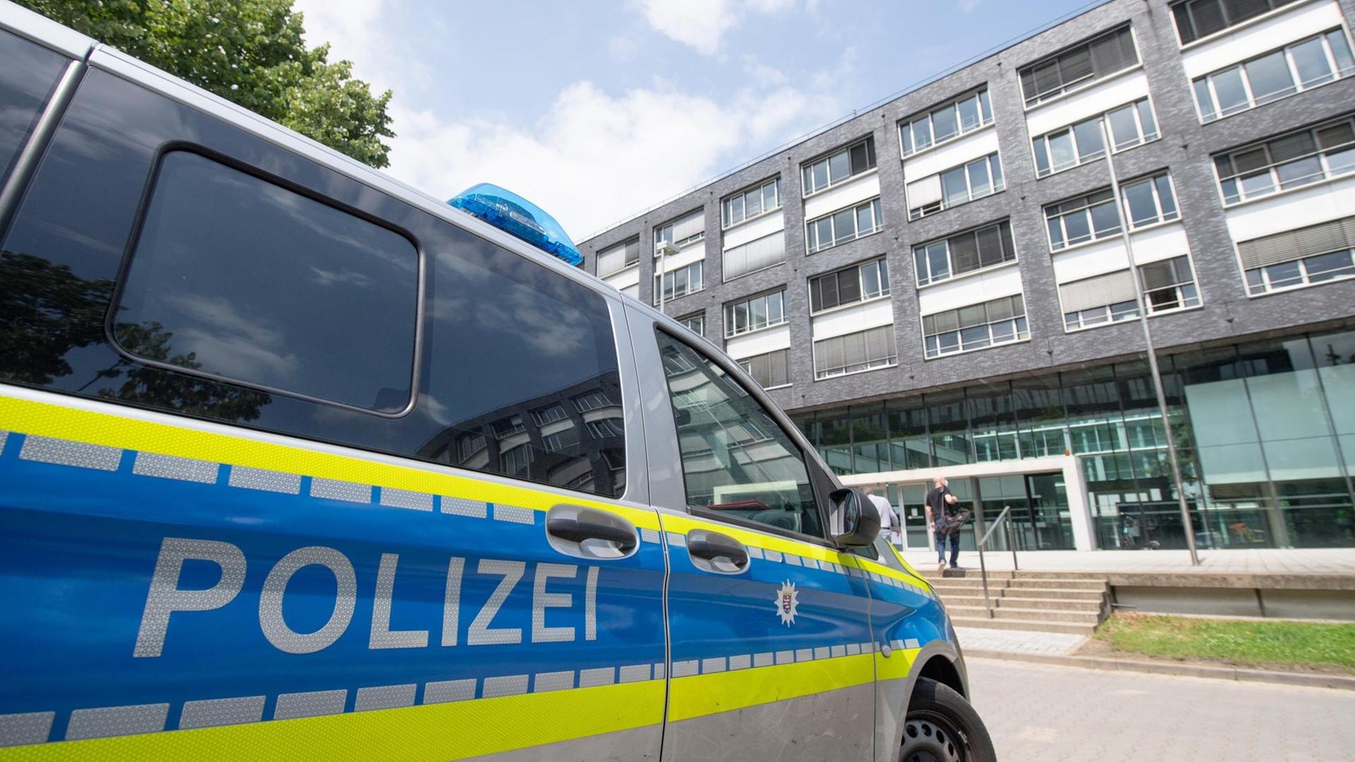 Ein Polizeiauto steht vor dem Polizeipräsidium in Frankfurt am Main Ein Polizeiauto steht vor dem Polizeipräsidium in Frankfurt am Main