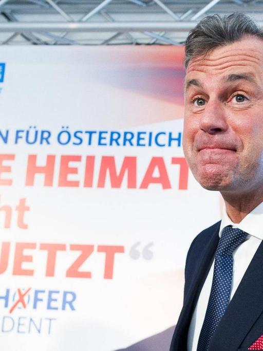 Norbert Hofer, FPÖ, vor einem seiner Wahlplakate für die österreichische Präsidentschaftswahl