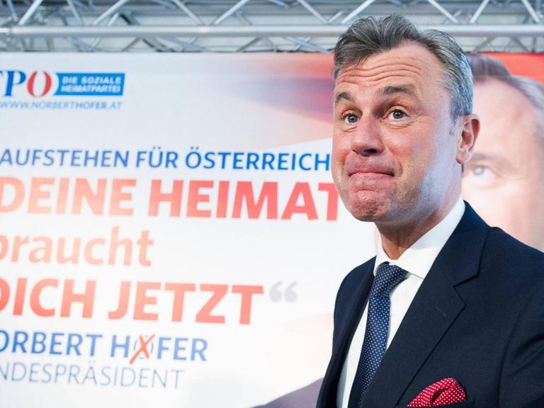 Norbert Hofer, FPÖ, vor einem seiner Wahlplakate für die österreichische Präsidentschaftswahl