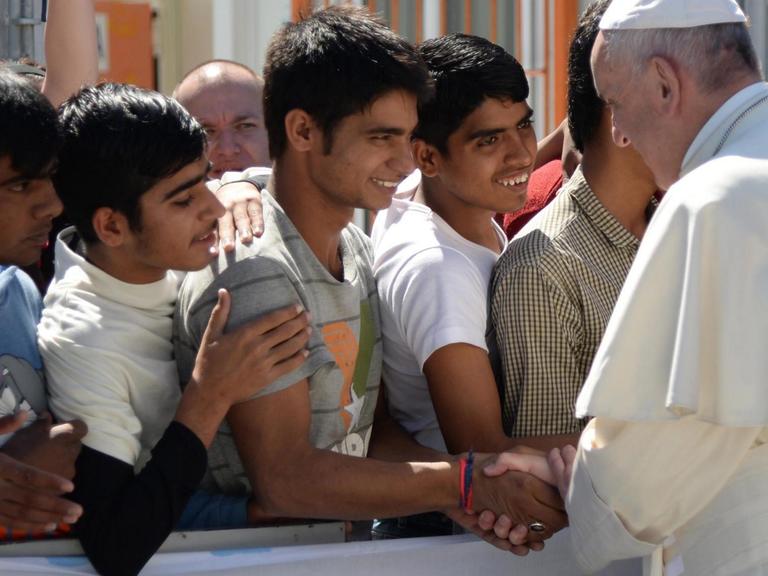 Papst Franziskus schüttelt jungen Flüchtlinge die Hand im Aufnahmezentrum Moria auf Lesbos