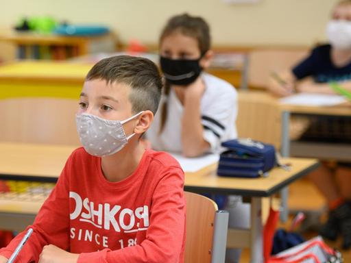 Schülerinnen und Schüler sitzen im Schulunterricht. Die Ministerpräsidentin und die Bildungsministerin von Rheinland-Pfalz (beide SPD) besuchen zum Schulstart die Lenneberg Grund- und Realschule plus im Stadtteil Budenheim.