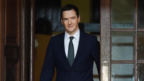 George Osborne tritt am 25 November 2015 durch eine hölzerne Tür.