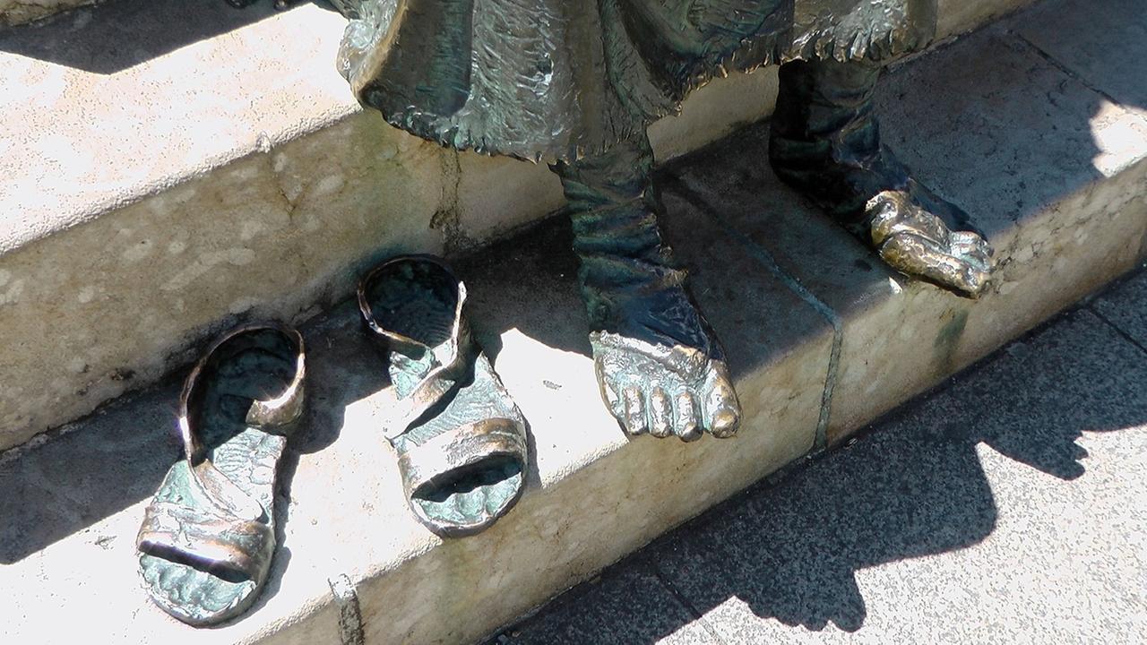 Pilgerdenkmal in León - Füße und daneben Sandalen