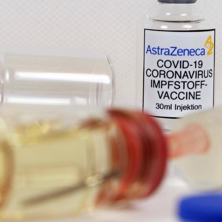 Corona-Impfstoffdose mit Spritze (Symbolbild)