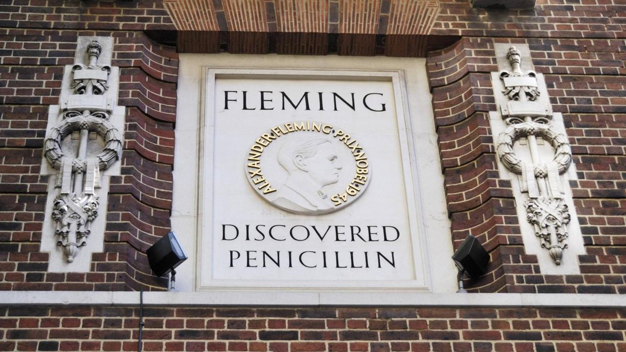 Erinnerungsstein am St Marys Hospital in London. Der Bakteriologe Alexander Fleming entdeckte hier Penicillin durch Zufall im September 1928
