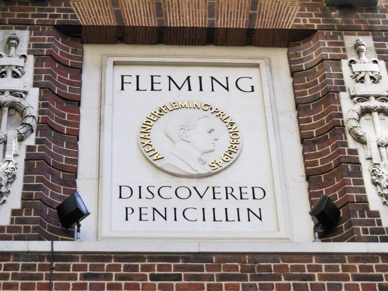 Erinnerungsstein am St Marys Hospital in London. Der Bakteriologe Alexander Fleming entdeckte hier Penicillin durch Zufall im September 1928