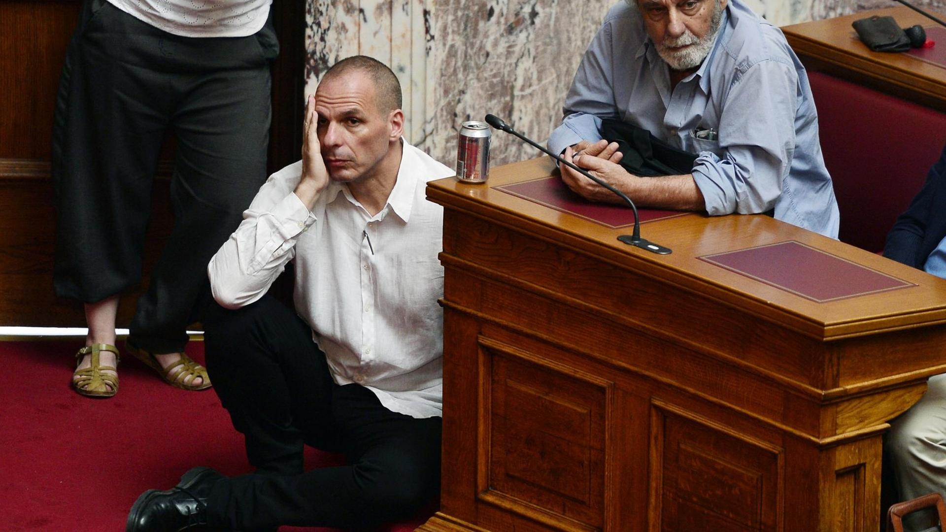 Der griechische Finanzminister Yanis Varoufakis (l.) während der Rede von Ministerpräsident Tsipras im Athener Parlament
