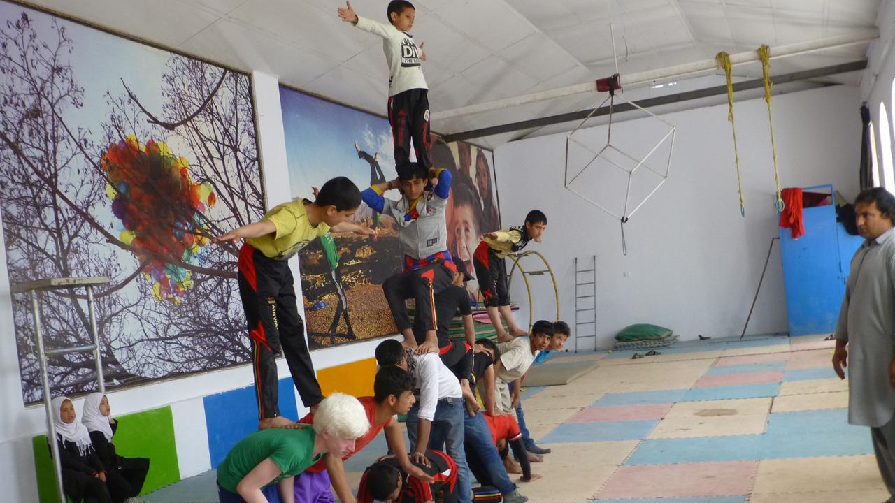 Die jungen Nachwuchsartisten beim Mobilen Mini-Zirkus bauen eine menschliche Pyramide.